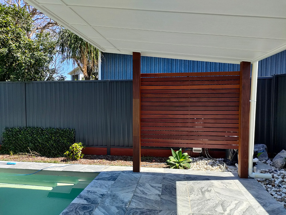 Jarrah Hardwood screening has been selected and it compliments the laminated Spotted Gum feature posts.