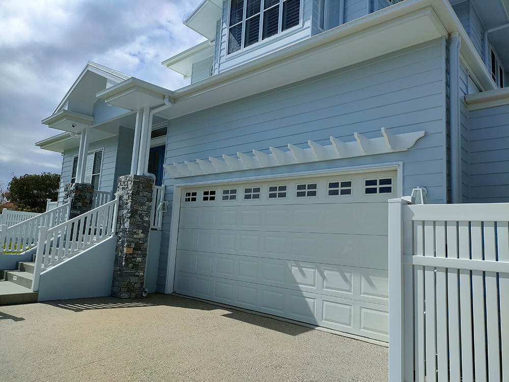 Painted in Lexicon White to match the residence this Eyebrow looks stunning.