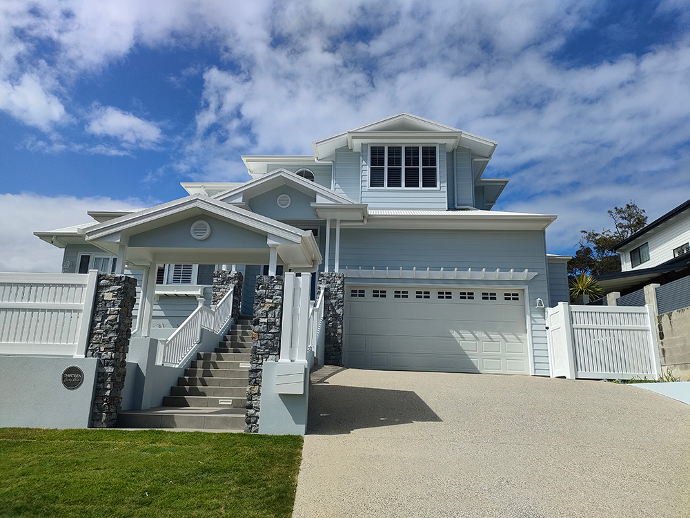 This beautiful Eyebrow Pergola looks fantastic on this stunning residence in Moffit Beach, Caloundra.