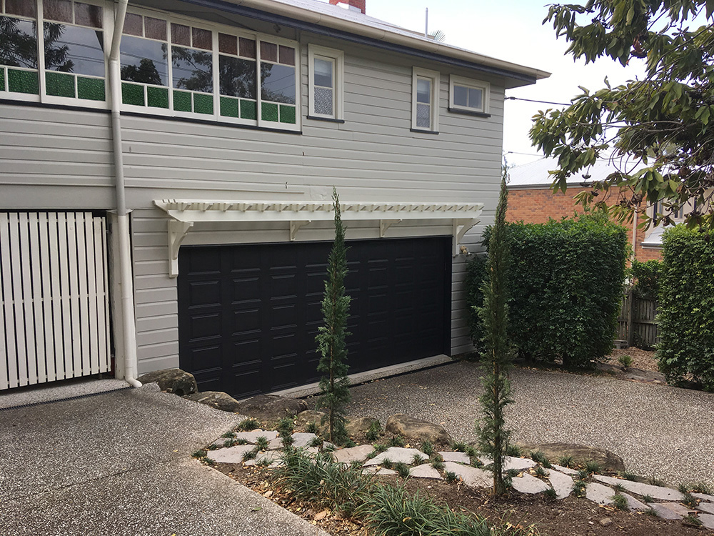 Painted Eyebrow Garage Pergola to match 1915 style Queenslander features and accents. Designed to create a feature for the side of the house above the garage.
