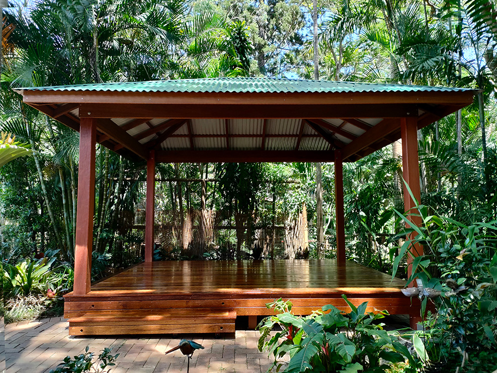 This Gazebo look fantastic in the treed canopy at the rear of this residence. The deck has been set 150 mm off the pavers to comply with flood zone constraints.