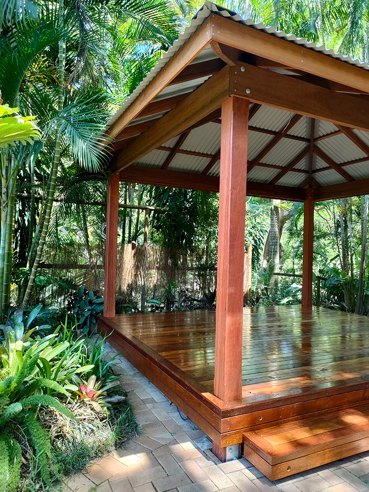 The overhang looks great on this Gazebo. The roof has fasica but no gutters so that leaves and water can spill off.