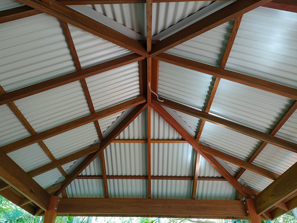 The Colorbond metal looks great against the F27 Spotted Gum exposed rafters. We include extra internal metal flashings for a premium finish.