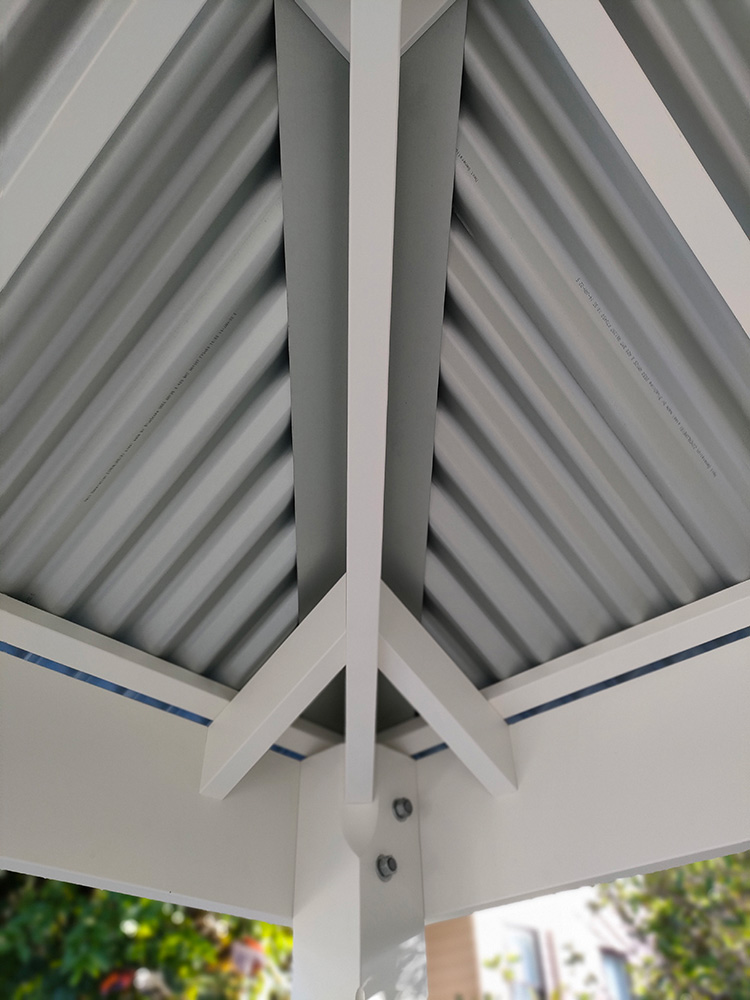 All fixings have been hidden on the ceiling and it has a clean and flawless appearance.