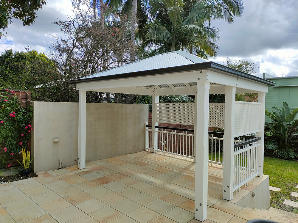 The Hand Rail Balustrading has been built to match the residence and has been custom fit so that each panel fit perfectly in place including a small panel at the side between the Gazebo and the concrete wall.