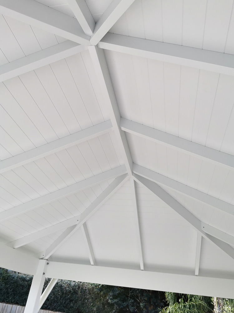 Garden Envi provides a clean finish with mostly hidden fixings. The fixings that are visible are all set with exact placement for a faultless finish.
