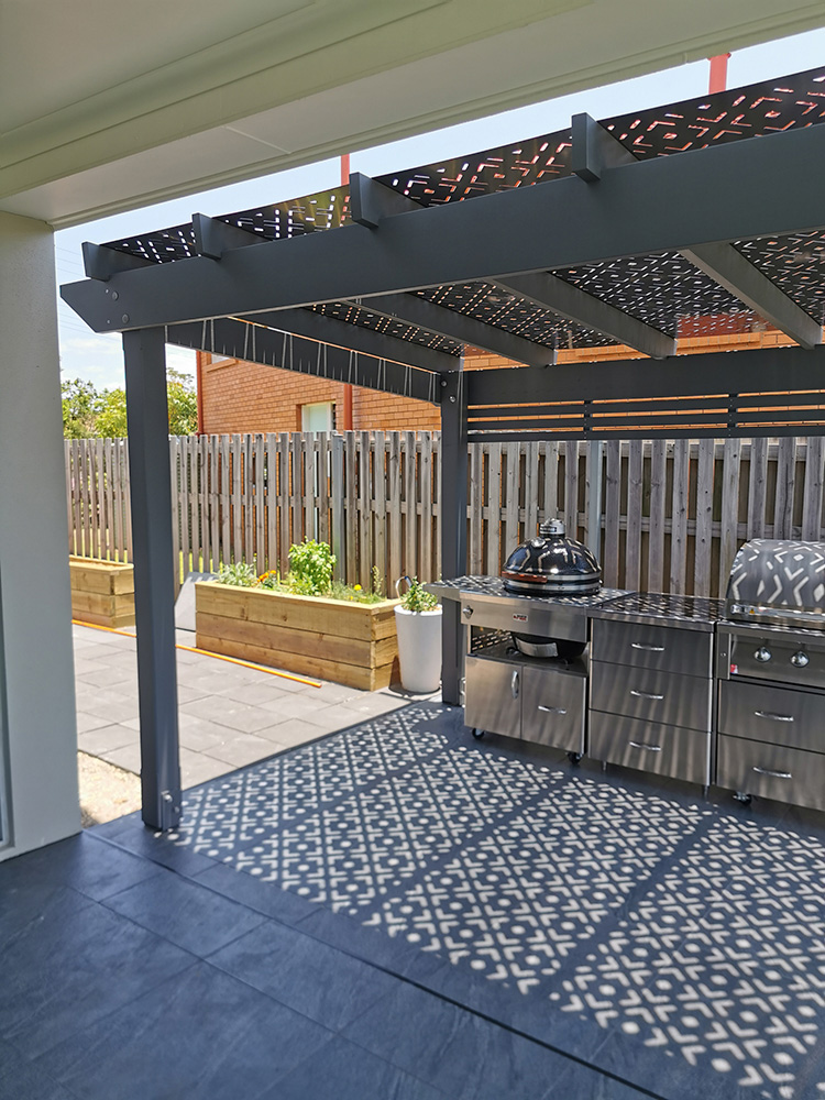The notched in rafters elevate the Aluminium Screening and expose the attractive pattern.