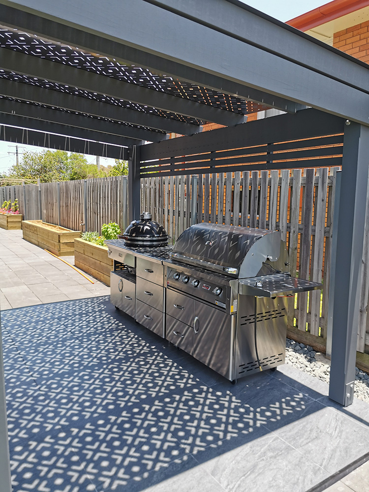 The Aluminium Screening creates a really great shady area for the BBQ area and tiles that lead into the outdoor entertainment area.