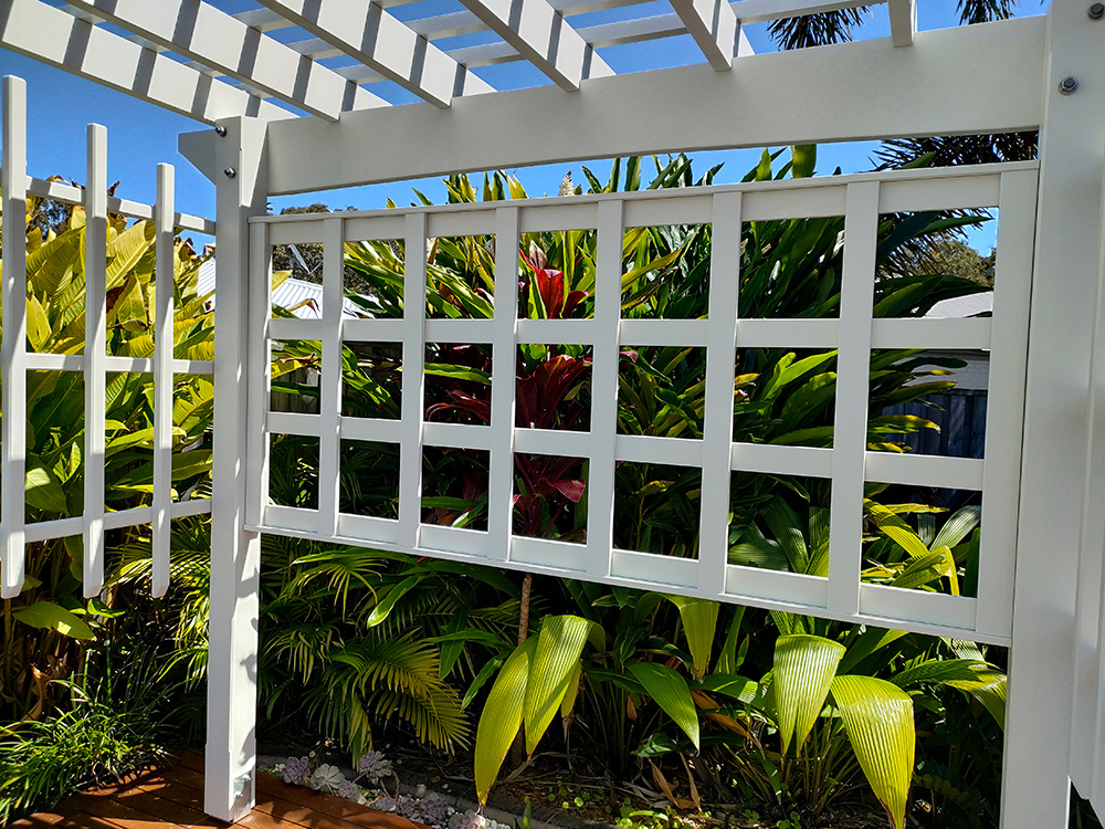 The large square screening at the back will soon be filled with flowering vines.