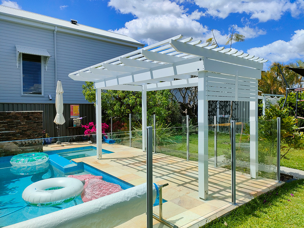 This modern style timber Pergola has no side overhang and larger front overhang. It fits nicely into this pool area at a residence in Yeerongpilly, QLD.