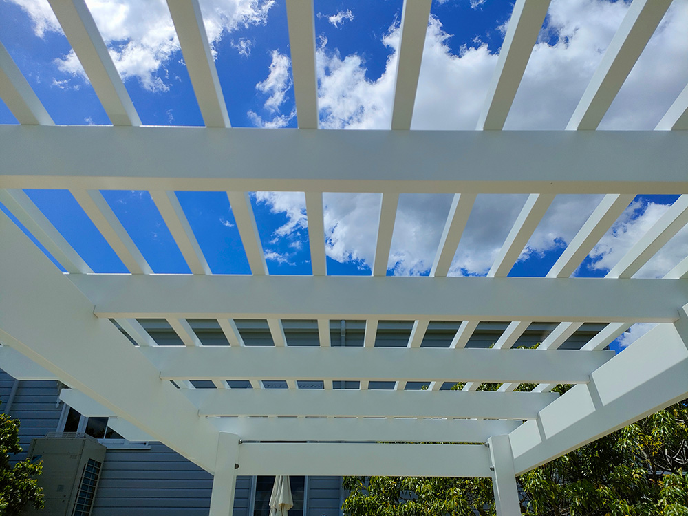 The Pine timber battens that are added to the top not only provide shade but they keep the timber perfectly straight.