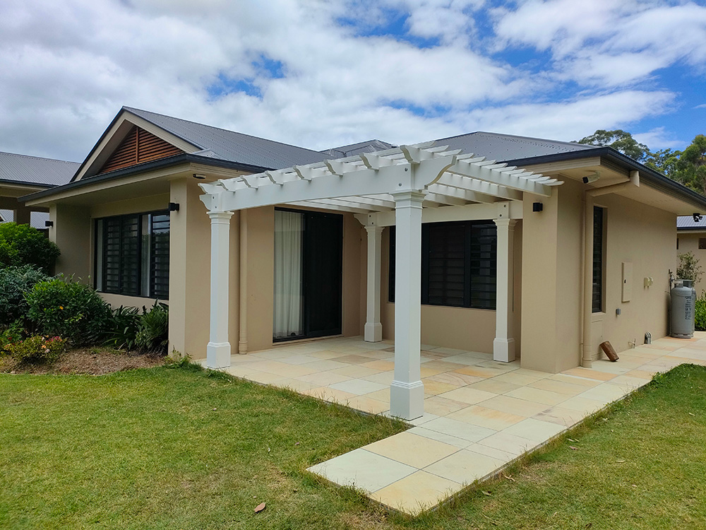 This Pergola looks remarkable because of a few special features. The large 65 mm thick beams are cut through the middle of the posts.