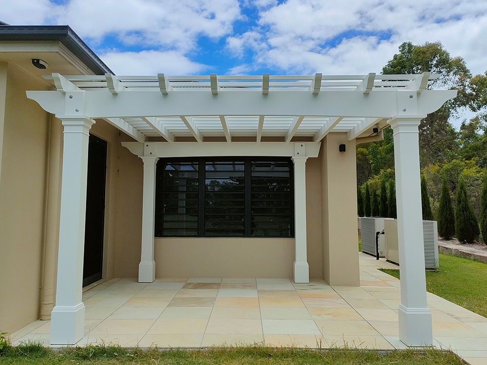 This Pergola looks remarkable because of a few special features. The large 65 mm thick beams have a precise arch making the Pergola have quite a stricking appearance.