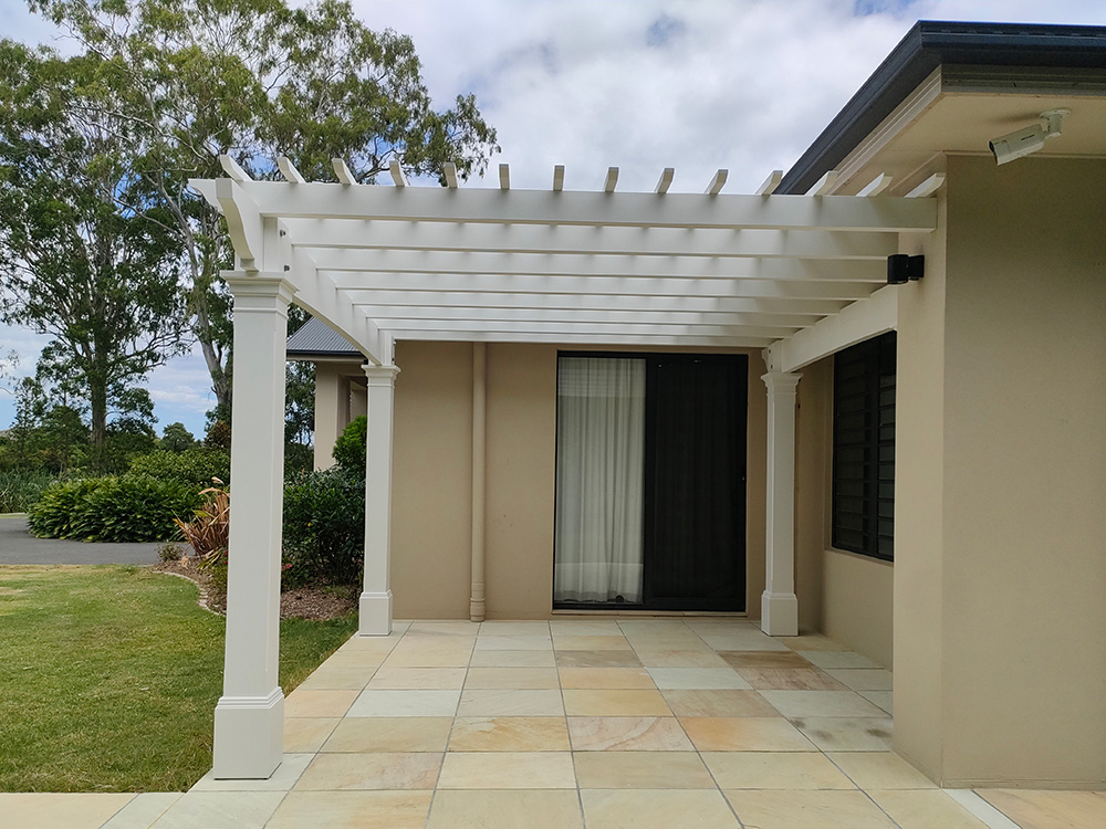 This Pergola is set into the corner of this residence in Belmont, QLD. Set just outside the bedroom it extends out the living area into a new sitting area that looks out over the front lawn.