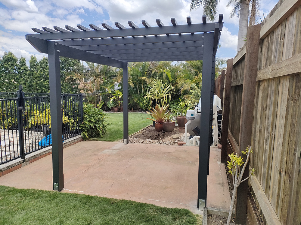 This Tradtional pergola has been set onto the concrete slab. The top rafters have been cut in a slim line so that the pergola can be set only 200 mm off the side boundary.