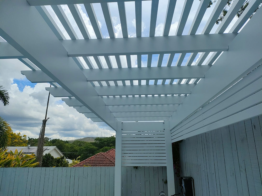 Tightly spaced Battens create more shade for the sitting area.